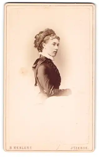 Fotografie H. Mehlert, Itzehoe, Breitestrasse 14, Elegante junge Frau mit hochgestecktem Haar