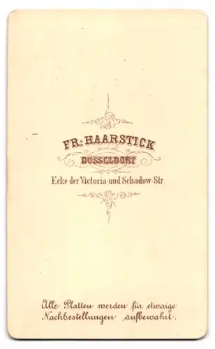 Fotografie Fr. Haarstick, Düsseldorf, Ecke der Victoria- und Schadow- Strasse, junge hübsche Frau in elegantem Kleid