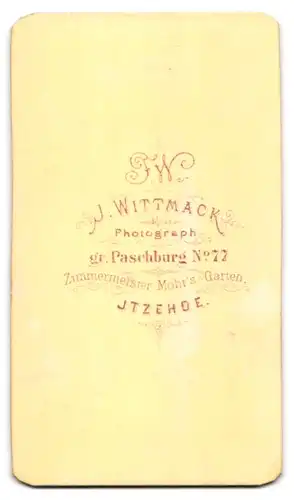 Fotografie J. Wittmack, Itzehoe, gr. Paschburg 77, ernst blickender junger Mann im Anzug