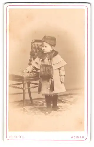 Fotografie Fried. W. Hertel, Weimar, kleines süsses Kind mit Pelzmütze und Pelzkragen