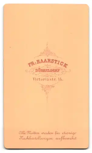 Fotografie Fr. Haarstick, Düsseldorf, Victoriastrasse 14, ältere Dame mit Spitzenhaube und Spitzenkragen