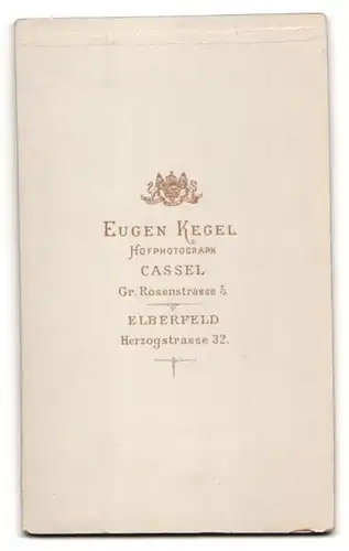 Fotografie Eugen Kegel, Cassel, Gr. Rosenstrasse 5, gutbürgerliches Mädchen im pompösen Kleid