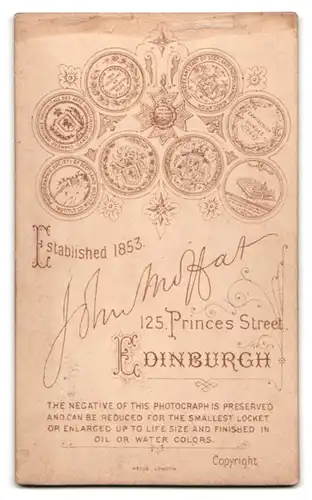 Fotografie J. Moffat, Edinburgh, Princess Street 125, zwei elegante Herren posieren im Anzug