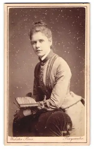 Fotografie Webster Bros, Bayswater, Porchester Road 4, junge elegante Dame posiert mit Buch in der Hand