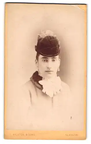 Fotografie Ralston & Sons, Glasgow, Sauchiehall Street 141, hübsche gutbürgerliche Dame mit Hut und Schleife