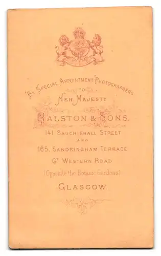 Fotografie Ralston & Sons, Glasgow, Sauchiehall Street 141, hübsche gutbürgerliche Dame mit Hut und Schleife