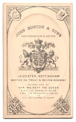 Fotografie John Burton & Sons, Leicester, junge Frau mit Brille, Spitzenkragen und Hochsteckfrisur