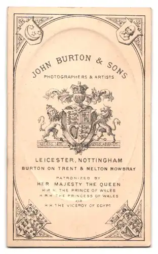 Fotografie John Burton & Sons, Leicester, gutbürgerliche Dame mit Spitzenkragen und imposanter Hochsteckfrisur