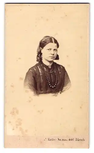 Fotografie J.Keller, Zürich, Selnau Nr.446, junges hübsches Mädchen mit Perlenkette