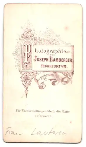 Fotografie Joseph Bamberger, Frankfurt a.M., Junghofstrasse 24, hübsche Dame mit ernstem Blick und schicker Frisur