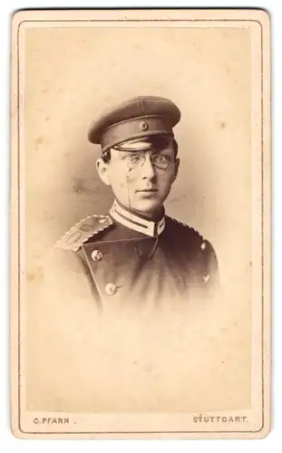 Fotografie C. Pfann, Stuttgart, Königs-Str. 27, Einjährig-Freiwilliger Greandier Regiment Königin Olga in Gardeuniform