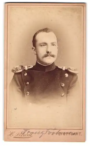 Fotografie Hermann Blum, Stuttgart, Soldat in Uniform Rgt. 125 mit Epauletten