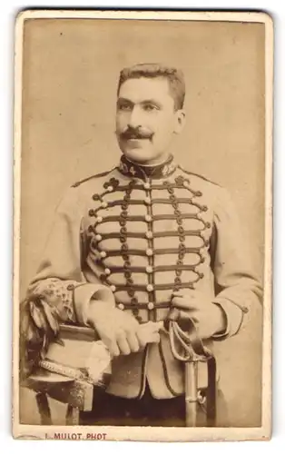 Fotografie L. Mulot, Paris, Husar in Uniform der 4. Dragoner mit Säbel und Tschako
