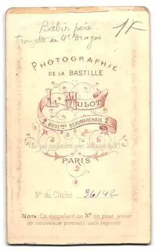 Fotografie L. Mulot, Paris, Husar in Uniform der 4. Dragoner mit Säbel und Tschako