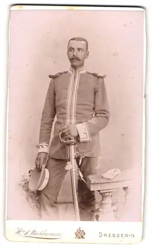 Fotografie A. Aug. Stadelmann, Dresden, Soldat in Uniform Garde Reiter Regiment mit Epauletten, 1915 gefallen im Feldzug