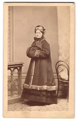 Fotografie Beszedes Sandor, Esztergom, ungarische Frau im Wintermantel mit Muff und Haube