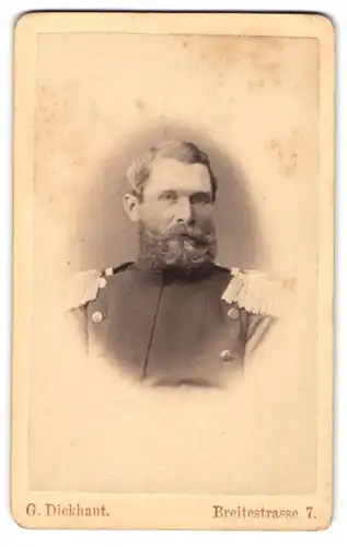 Fotografie G. Dickhaut, Düsseldorf, Breitestr. 7, höherer Soldat in Uniform mit Epauletten und Vollbart