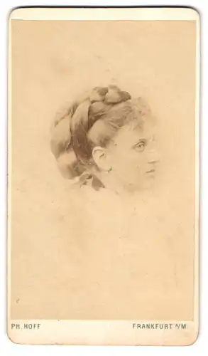 Fotografie Ph. Hoff, Frankfurt a. M., junge Dame mit geflochtenen hochgesteckten Haaren