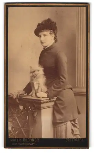 Fotografie Maler Buchner, Stuttgart, junge Frau im Kleid mit ihrem Hund auf dem Geländer im Atelier