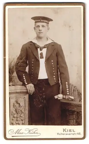 Fotografie Max Kühn, Kiel, junger Matrose in Uniform mit Mützenband Matrosen Division, Matrosenknoten