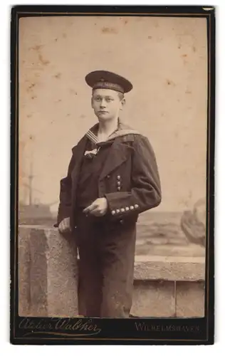 Fotografie Atelier Walther, Wilhelmshaven, junger Matrose in Uniform mit Mützenband Kaiserliche Marine