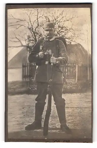 Fotografie Chr. Hansen, Schleswig, Soldat in Garde Feldgrau Uniform mit Pickelhaube Tarnbezug und Ausmarschgepäck, Affe