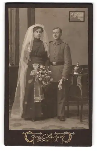Fotografie Emil Roitsch, Eibau i. S., Soldat in Uniform mit Pickelhaube udn Braut im schwarzen Kleid, Kriegshochzeit