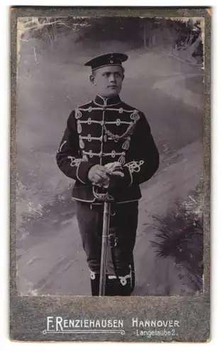 Fotografie F. Renziehausen, Hannover, junger Husar in Uniform mit Säbel und Schützenschnur