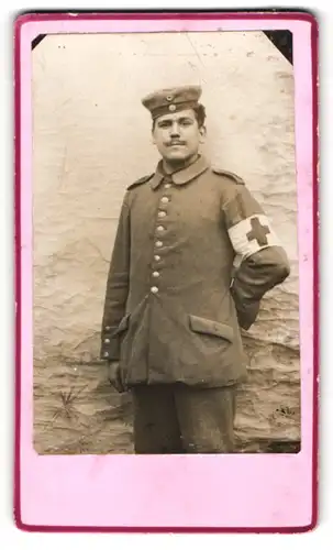 Fotografie unbekannter Fotograf und Ort, Sanitäter in Feldgrau Uniform mit Rot Kreuz Armbinde