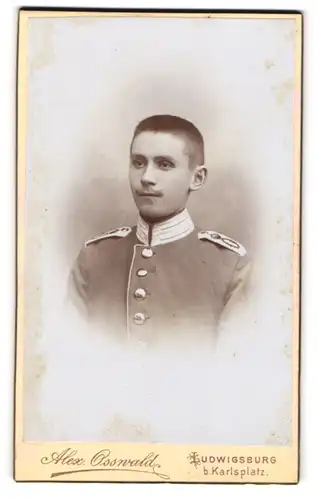 Fotografie Alex. Osswald, Ludwigsburg, Soldat in Garde Uniform Grenadier-Regimant Königin Olga