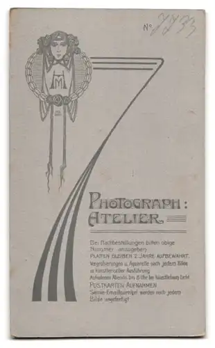 Fotografie Photograph Atelier, Potsdam, junger Knabe als Matrose in mit Mützenband Kaiserliche Marine mit Horn