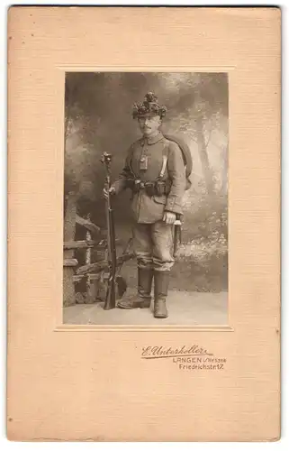 Fotografie E. Unterkoller, Langen i. H., älterer Soldat in Feldgrau Uniform mit Pickelhaube Tarnbezug, Ausmarschgepäck