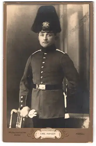 Fotografie Carl Hansen, Niebüll, Soldat Petersen in Uniform mit Pickelhaube Rosshaarbusch, Rückseite Stempel