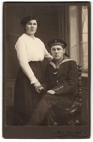 Fotografie Albin Grünbeck, Sonneberg, Matrose in Uniform mit Mützenband Artilleir Abt. V. nebst seiner Frau