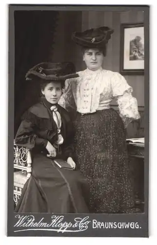 Fotografie Wilhelm Klopp & Co., Braunschweig, Mutter und Tochter in feinen Kleidern mit breiten Hüten