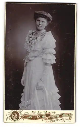 Fotografie Heinrich Imig, Zwickau, junge Frau im weissen Kleid mit Halskette und toupierten Haaren