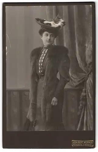Fotografie Adalbert WErner, München, junge Dame im schwarzen Kleid mit Pelzbesatz und breitem Hut