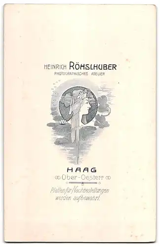Fotografie Heinrich Röhslhuber, Haag / Ob. Öst., ältere Dame im schwarzen Kleid mit Kopftuch und Schirm