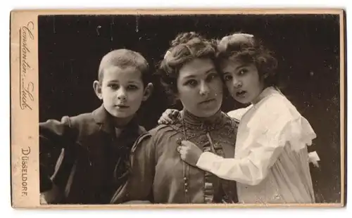Fotografie Constantin Luck, Düsseldorf, Victoriastr. 26, Mutter mit ihren beiden Kindern im Atelier, Mutterglück