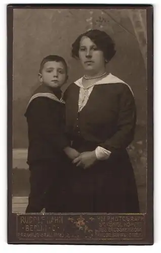 Fotografie Rudolf Hahn, Berlin, Mutter im dunklen Kleid mit ihrem Sohn im Matrosenanszug, Mutterglück