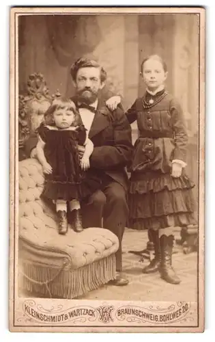 Fotografie Kleinschmidt & Wartzack, Braunschweig, Vater mit seinen beiden Töchtern im Atelier, Vaterglück