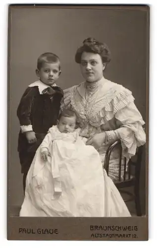 Fotografie Paul Glaue, Braunschweig, Mutter im Kleid mit ihrem Sohn im Samtkleid und Kleinkind auf dem Schoss, 1907