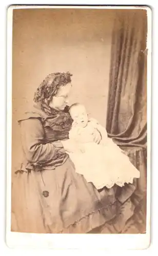 Fotografie J. F. long, Exeter, englische Grossmutter mit ihrem Enkelkind auf dem Schoss