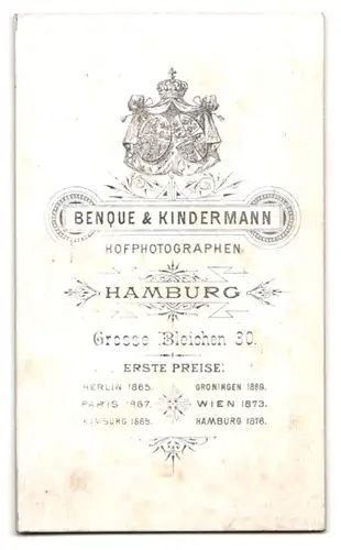 Fotografie Benque & Kindermann, Hamburg, Herr im dunklen Anzug mit buschigem Vollbart und Locken