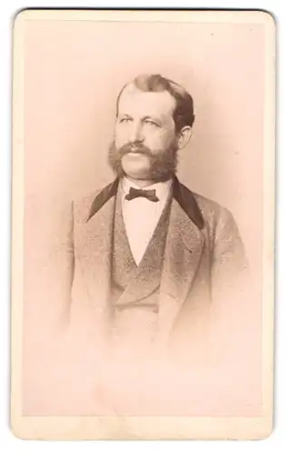 Fotografie E. Schroeter, Meissen, sächsischer Herr im grauen Anzug mit gepflegtem Franz Jospef Bart