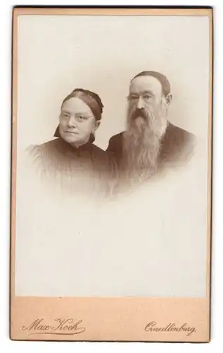 Fotografie Max Koch, Quedlinburg, Portrait älteres Paar im Kleid und Mann mit langem grauen Bart