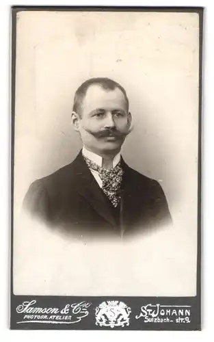Fotografie Samson & Co., St. Johann, Mann im Anzug mit gemusterter Krawatte und Kaiser Wilhelm 2 Bart