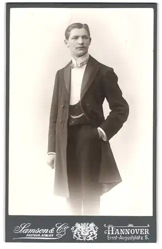 Fotografie Samson & Co. Hannover, Herr im feinen Anzug mit Fliege und Uhrenkette