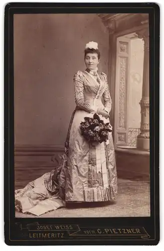 Fotografie Josef Weiss, Leitmeritz, tschechische Dame im seidenen gestreiften Kleid mit Schleppe und Blumenstrauss