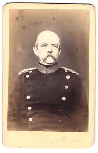 Fotografie unbekannter Fotograf und Ort, Portrait Otto von Bismarck in Uniform